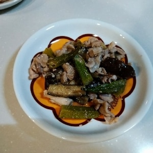 茄子とオクラ豚肉の麺つゆ炒め